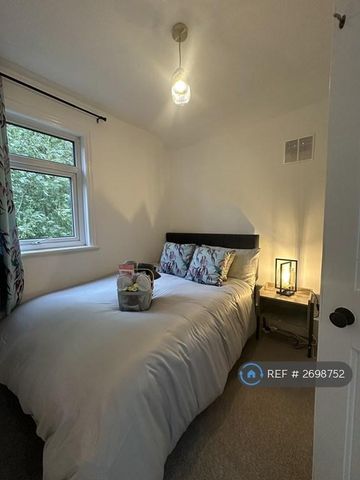 3 bedroom semi-detached house to rent - Photo 4