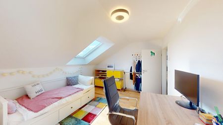 Exklusive Dachgeschosswohnung mit Einbauküche, West-Terrasse und Stellplatz in schöner Lage! - Photo 4