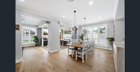 Impressive family home with an inground pool - Photo 4