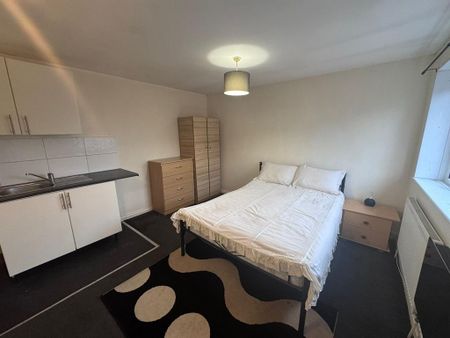 1 bedroom in a house share to rent - Photo 3