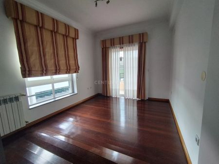 Apartamento T4, em excelente estado de conservação, localizado no centro da cidade de Torres Vedras. - Photo 3