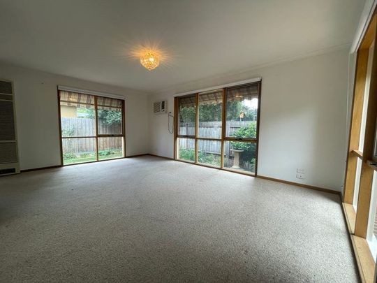 **UNDER APPLICATION NO MORE FURTHER INSPECTIONS**SPACIOUS 2 BEDROOM UNIT AT REAR - ONLY 2 ON BLOCK - Photo 1