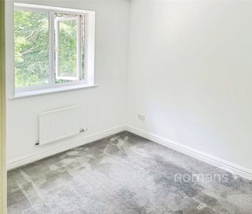 Ruth Close, Farnborough, GU14 - Photo 6