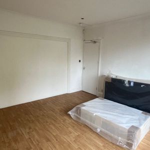 Elgar Avenue - Photo 2