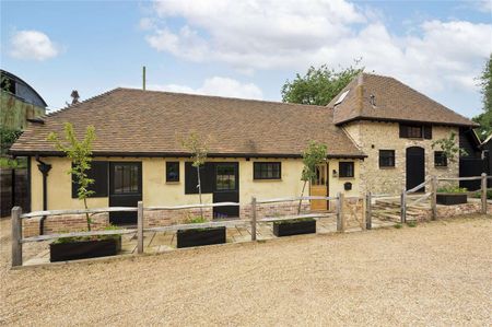 A contemporary barn conversion in the sought-after village of Churt. - Photo 5