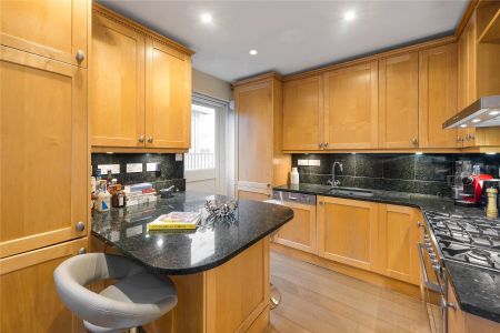 Bina Gardens, London, SW5 flat to rent - Photo 3