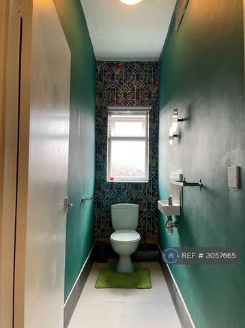 1 bedroom in a house share to rent - Photo 5
