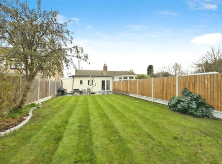 The Bungalows, The Warren, Stanford Le Hope, SS17 - Photo 4