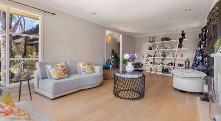 Charming 3BR Remuera Home w/ Parking - Photo 4