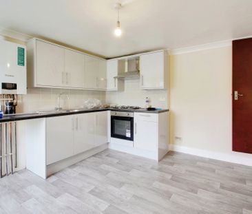 3 bed flat to rent in Clayton Road, Hayes, UB3 - Photo 2