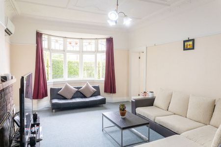 Sunny solid brickhouse in prime location - Photo 2