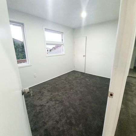 Home in prime location - Utilities included! - Photo 2
