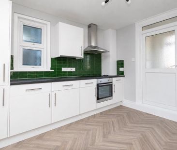 3 bedroom flat to rent - Photo 6