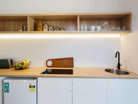 Luxurious Designer Studio - Bills Included - Photo 4
