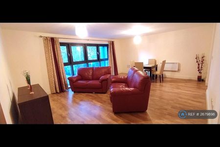 2 bedroom flat to rent - Photo 2