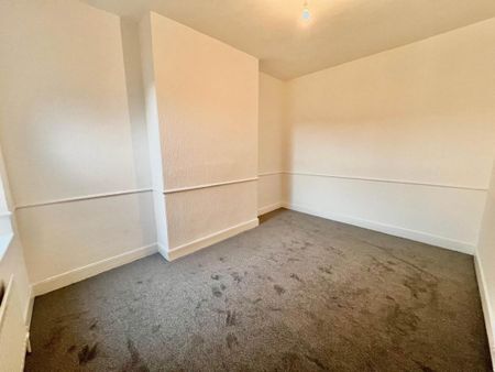 3 bedroom flat to rent - Photo 4