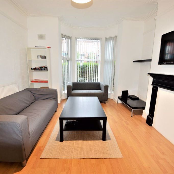 6 bedroom House in Cardigan Road, Leeds - Photo 1