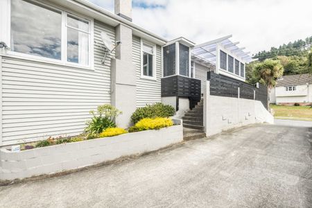 24 Franklyn Road, Tawa - Photo 2