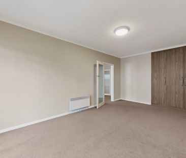 Modern One-Bedroom Apartment in Prime St Kilda Road Location - Photo 3