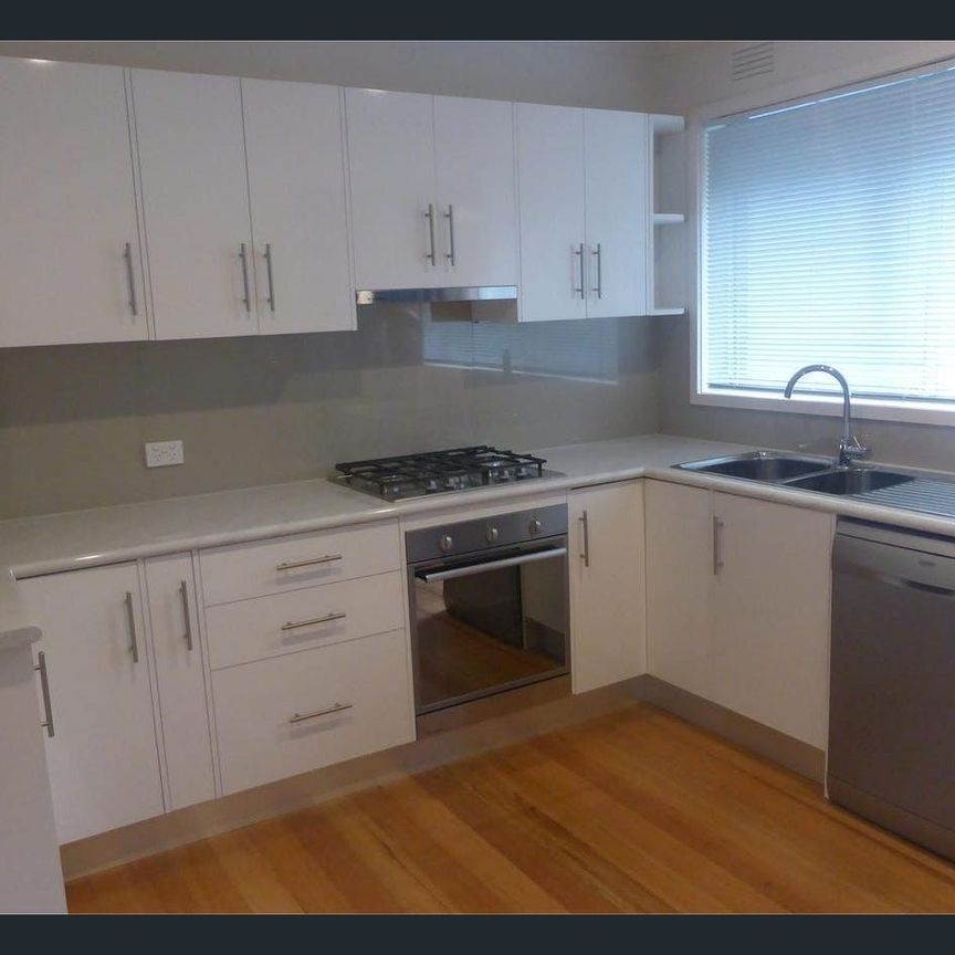 Renovated Villa Opposite Blackburn Lake - Photo 1