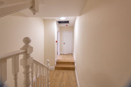 5 Bed Maisonette, Romford Road, E15 - Photo 2