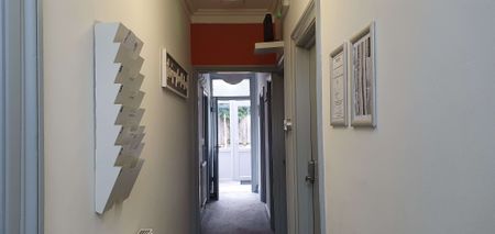 🏡 Quiet Professional House Share • No Deposit •🚶 5 mins to Station & Town • 🧹 Cleaner Every 2 Weeks • 💡 Bills Included Room 2 - Photo 4