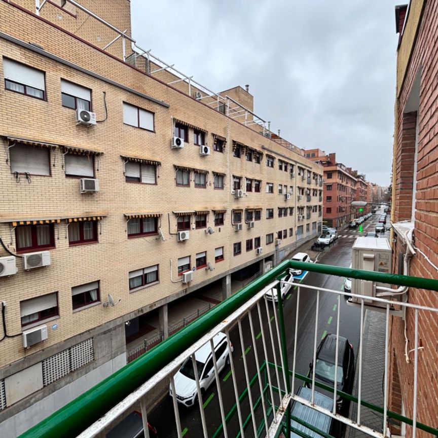 Piso de alquiler en Calle de Los Yeros, Almenara -Ventilla - Photo 1