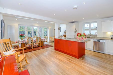 4 bedroom semi-detached house to rent - Photo 5