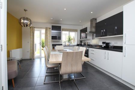 5 bedroom end of terrace house to rent - Photo 2