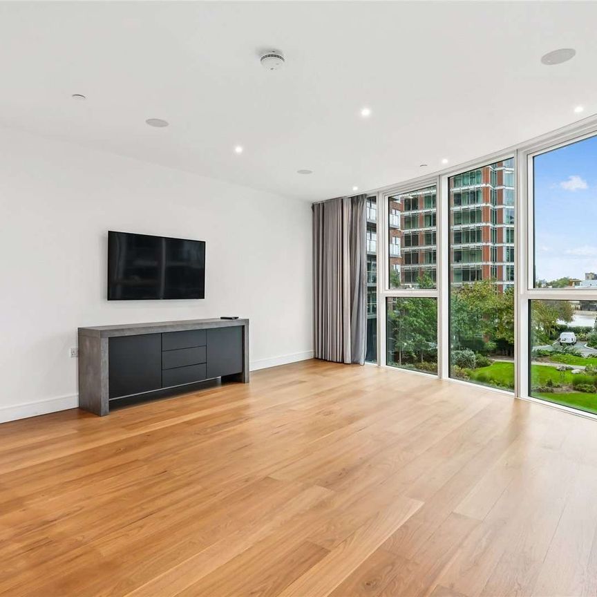 A three bedroom apartment, with balcony views. - Photo 1