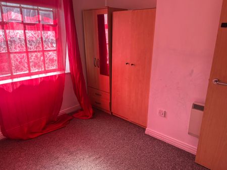 Two Bedroom two bathroom close to barking station - £1850 - Photo 3
