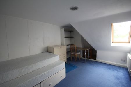 Long Lane, 233 Long Lane, UB10 - Photo 2