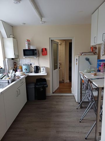 1 bedroom in a house share to rent - Photo 2