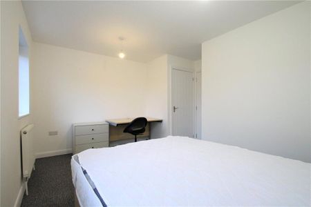 4 bedroom semi-detached house to rent - Photo 5