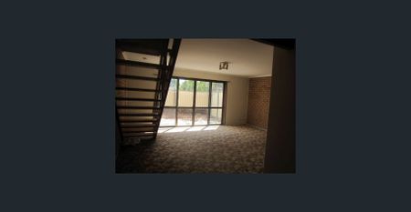 Ideally situated in quiet complex - Photo 3