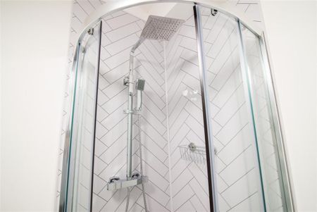 1 bedroom in a house share to rent - Photo 5