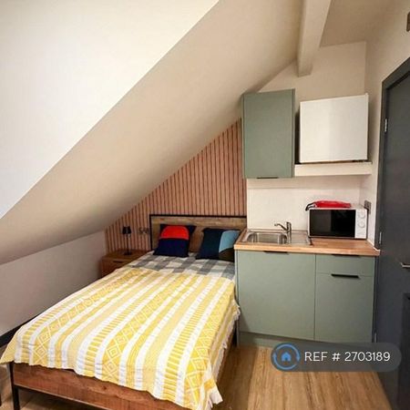 1 bedroom in a house share to rent - Photo 3