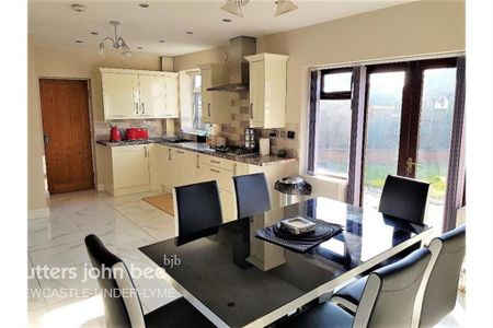 3 bedroom semi-detached house to rent - Photo 2