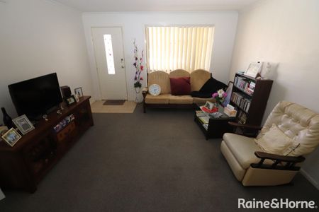 Tidy Unit Close to Town - Photo 2
