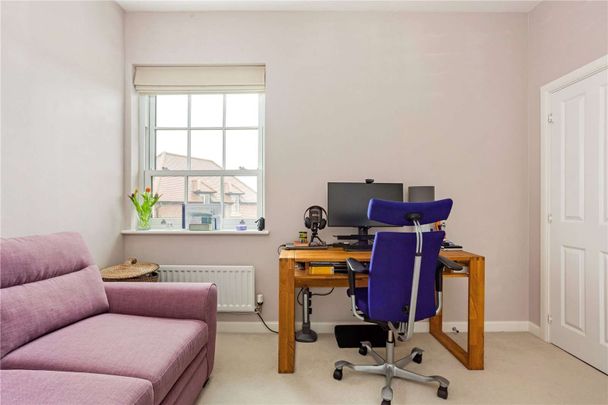 Beautiful top floor two bedroom apartment in Winchester Village. - Photo 1