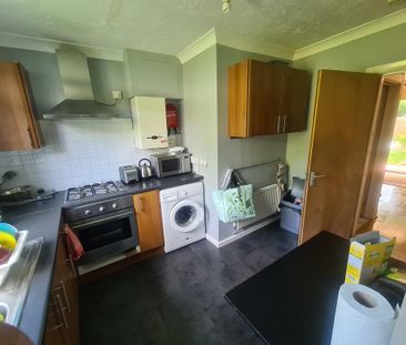 4 bedroom semi-detached house to rent - Photo 5