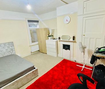 1 bedroom in a flat share to rent - Photo 4