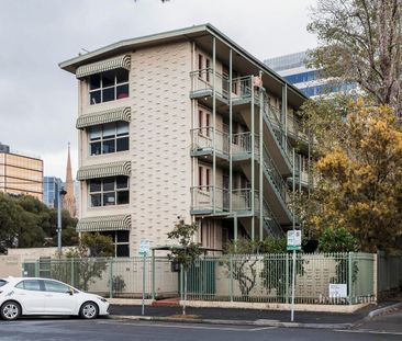 Freshly painted studio apartment with exceptional value for money! - Photo 2