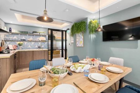 Premium 2 Bed Apartment - Photo 3