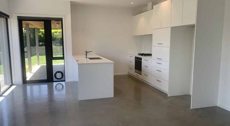 Sunny Wanaka Rental with Mountain Views - Photo 5