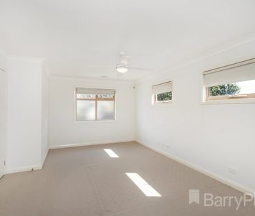 Modern Comfort and Convenience in the Heart of West Footscray! - Photo 1