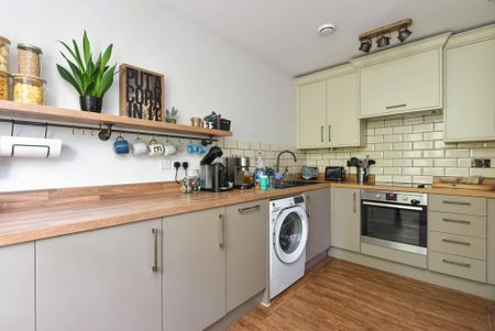 2 bedroom semi-detached house to rent - Photo 4