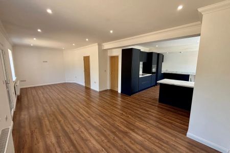 The Avenue - Photo 2
