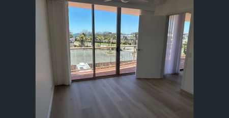 OCEAN & HARBOUR VIEWS. CLOSE TO SHOPS & RESTAURANTS - Photo 4