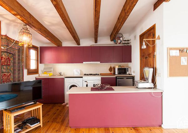 Lovely studio apartment with a terrace close to Las Ramblas